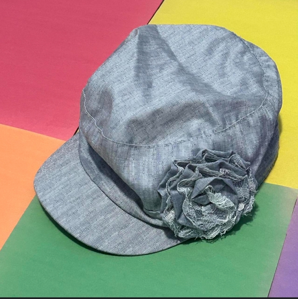 Women's Croft & Barrow Light Grey w/ Flower on side Cute Hat